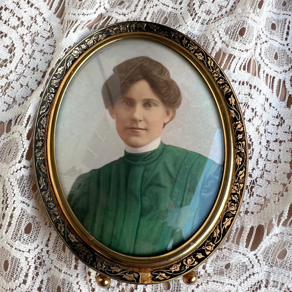 Vintage Oval Gold Frame with Portrait